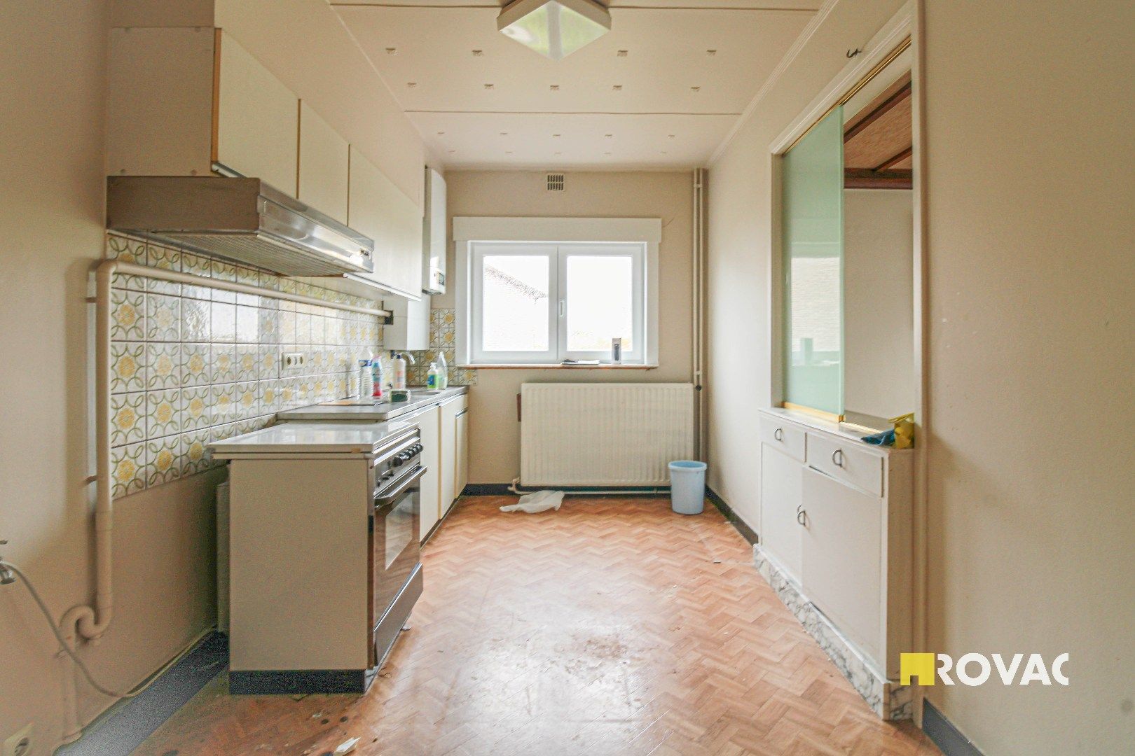 Deels te renoveren lichtrijk appartement met garage! foto 8