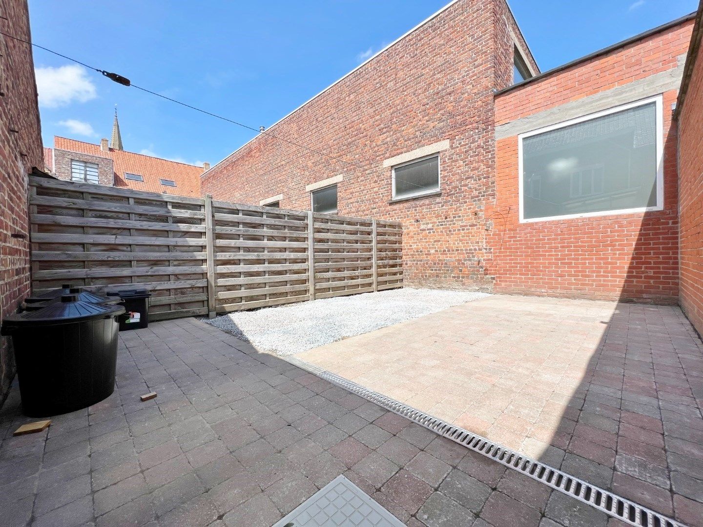 Stadswoning met zonnige koer in het centrum van Poperinge foto 18