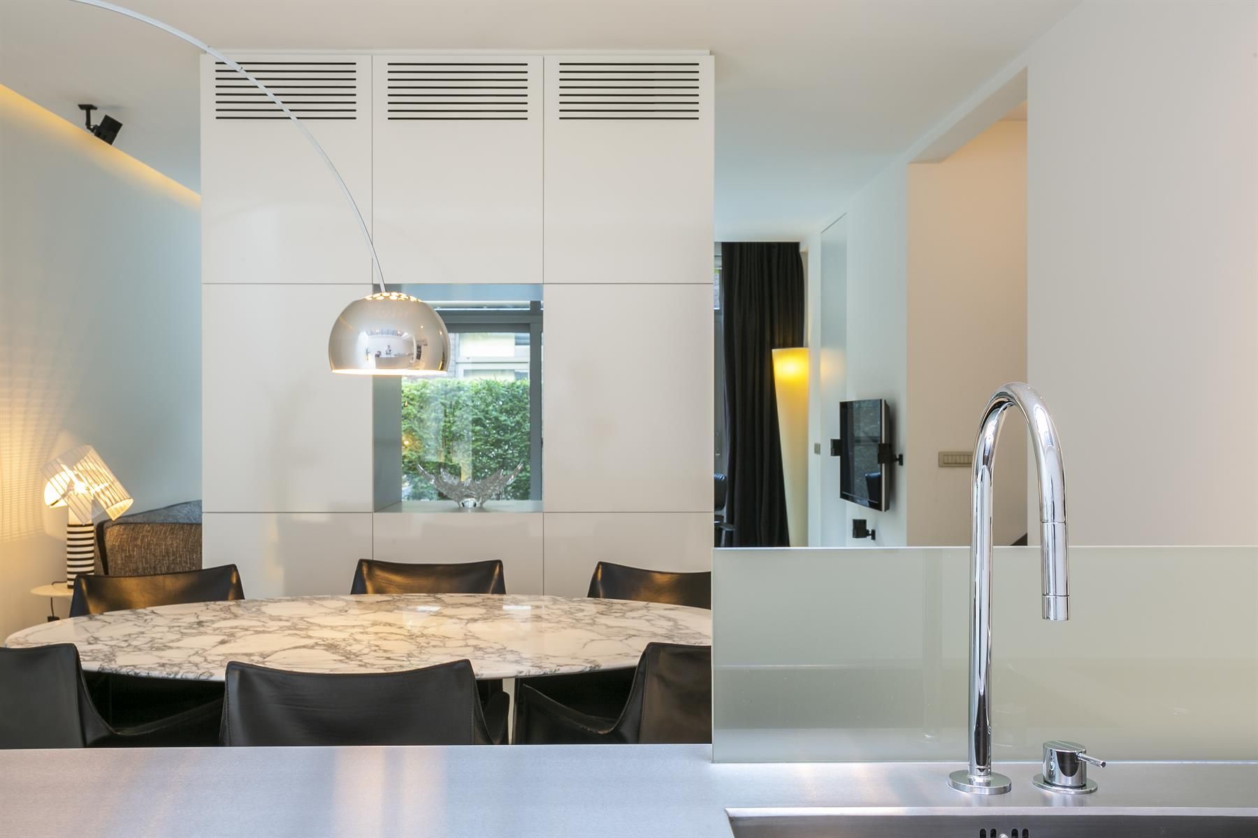 Lichtrijke stadswoning in hartje Zuid met terras foto {{pictureIndex}}