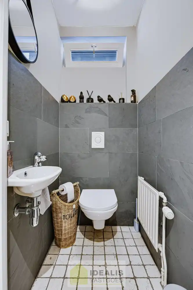 IDEALIS VASTGOED – EEN HUIS OM VERLIEFD OP TE WORDEN! DEZE PRACHTIGE INSTAPKLARE (LEVENSBESTENDIGE) VILLA MET EEN HEERLIJKE LICHTRIJKE LEEFRUIMTE VOORZIEN VAN EEN OPEN KEUKEN, 5 SLAAPKAMERS, 2 BADKAMERS, EEN PERFECT AANGELEGDE TUIN IN ALLE PRIVACY, UITGERUST MET EEN GOED VOORZIENE BUITENKEUKEN EN BIJGEBOUWEN INGERICHT VOOR WELLNESS (HOT TUB) EN BERGRUIMTE! EEN MUST VISIT VOOR ZIJ OP ZOEK NAAR MOOIE HUIZEN! foto 9