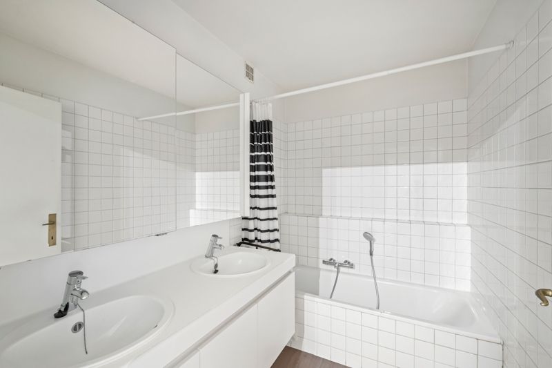Roeselare-stadskern. Ruim verzorgd appartement van 118m3 met 3 slaapkamers, 2 terrassen, 3de verdieping. Uiterst ruim met zicht op de Grote Markt. TOPPER ! foto 14