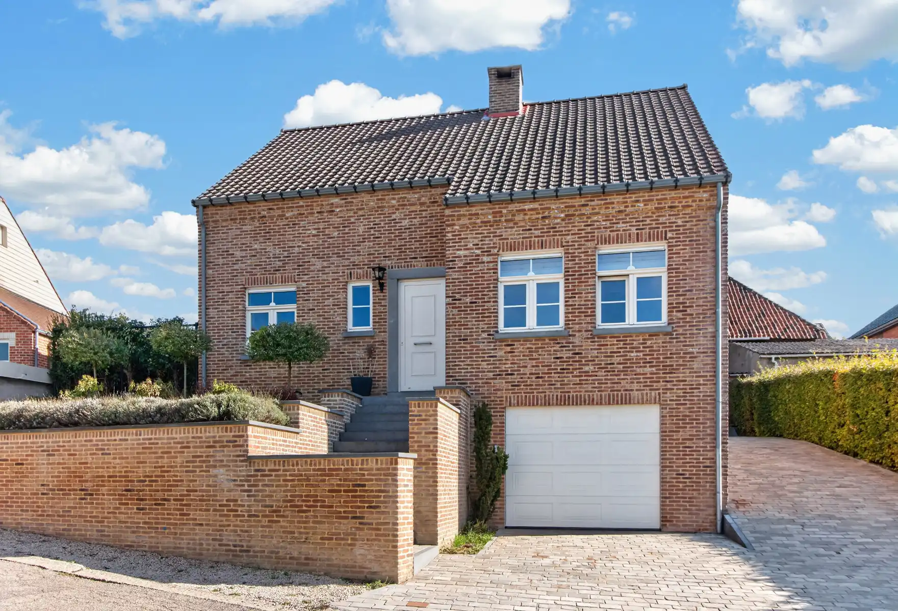 INSTAPKLARE WONING + 3 SLK + TERRAS + TUIN + KELDER + GARAGE foto {{pictureIndex}}