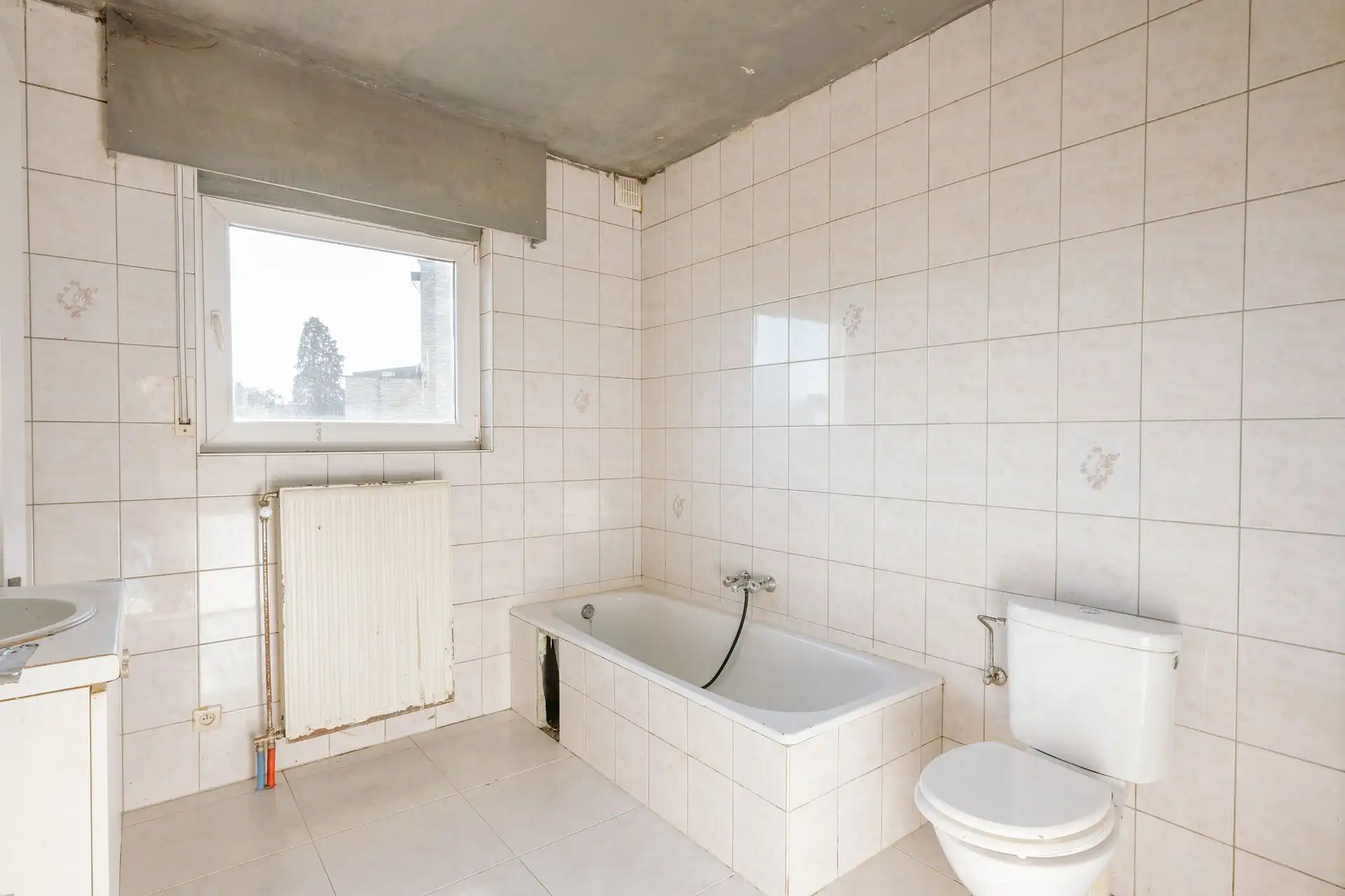 Te renoveren gezinswoning met zonnige tuin! foto 3