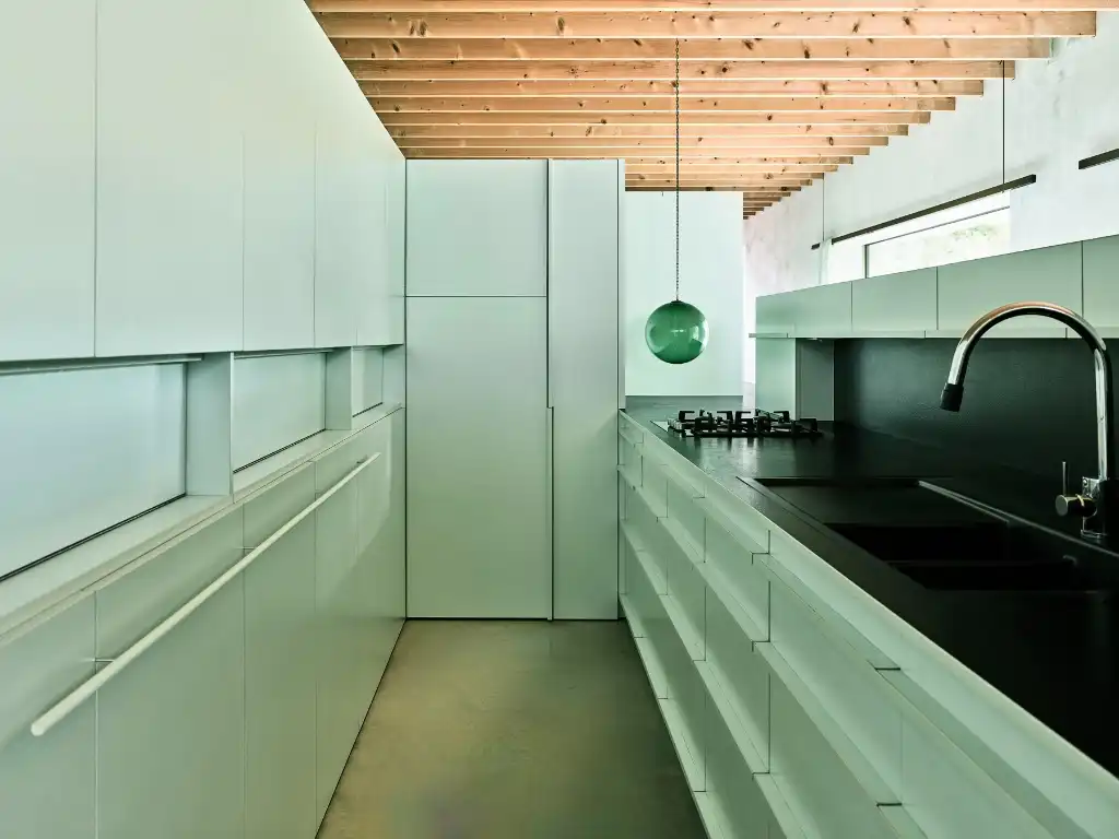 Architecturale laagbouwvilla met binnenzwembad en unieke beleving met het omliggende landschap. foto 17