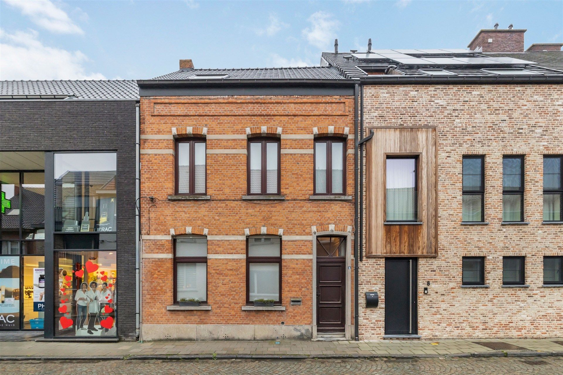 Charmante gerenoveerde tweegevelwoning met mogelijkheid tot 4 slaapkamers foto {{pictureIndex}}