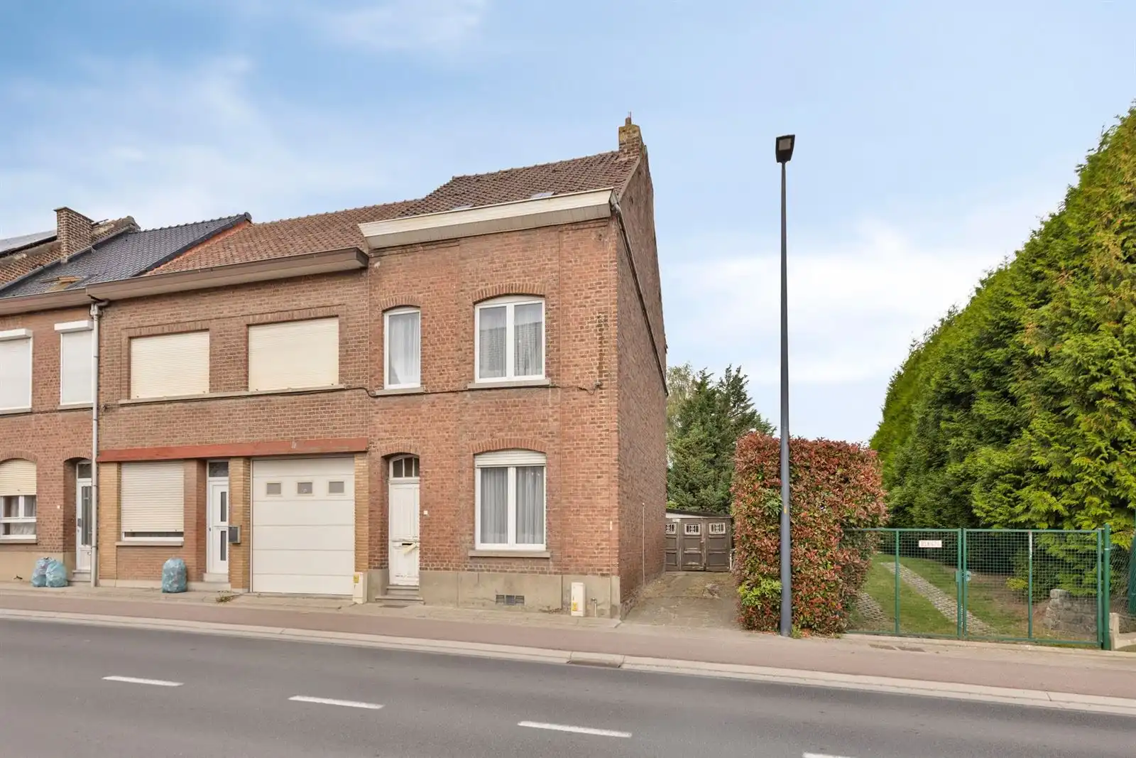 Hoofdfoto van de publicatie: Te renoveren 3-gevelwoning met mogelijks 4 slaapkamers + garage
