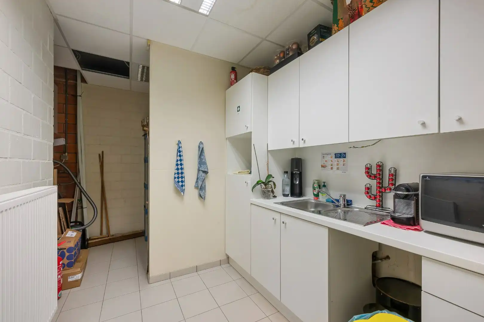 Handelsruimte/kantoor met aparte keuken, opslagplaats en toilet op Dadizele-Plaats foto 12