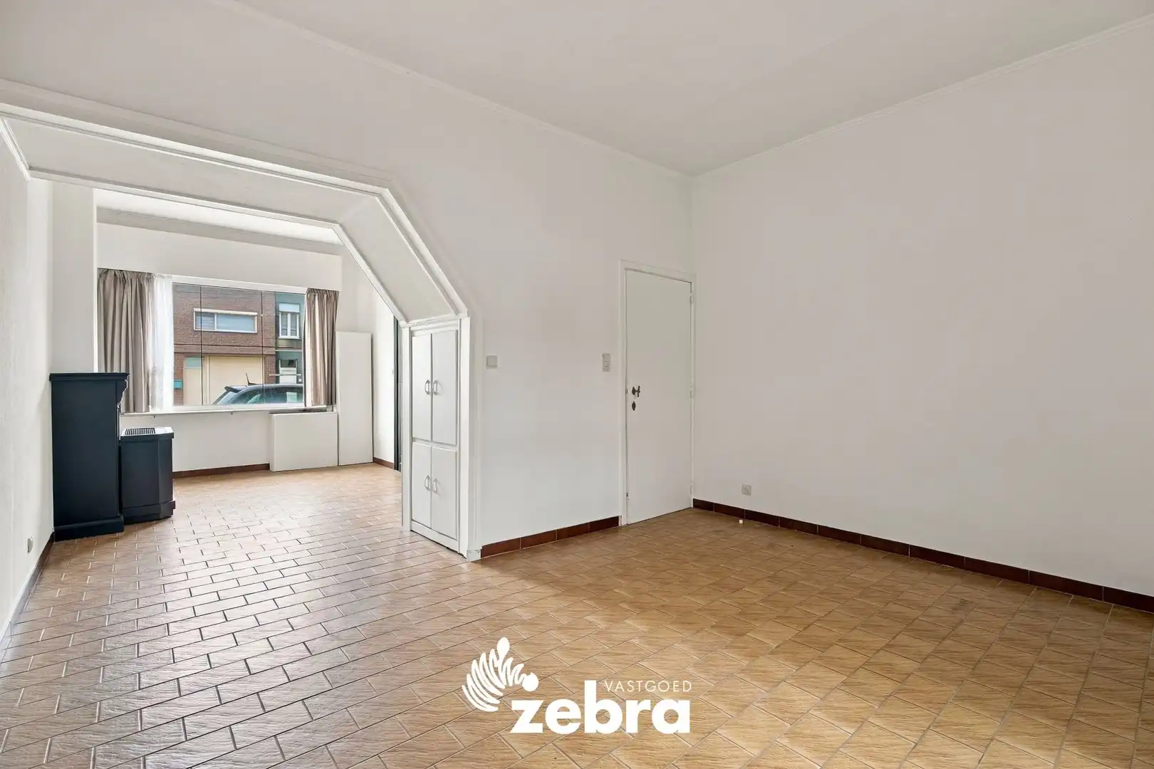 Te renoveren woning met uitweg te Roeselare! foto 4