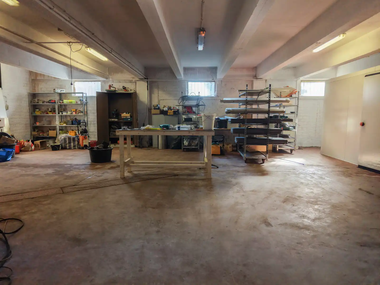 Ruime opslagplaats van  ca. 1.100m². foto 7