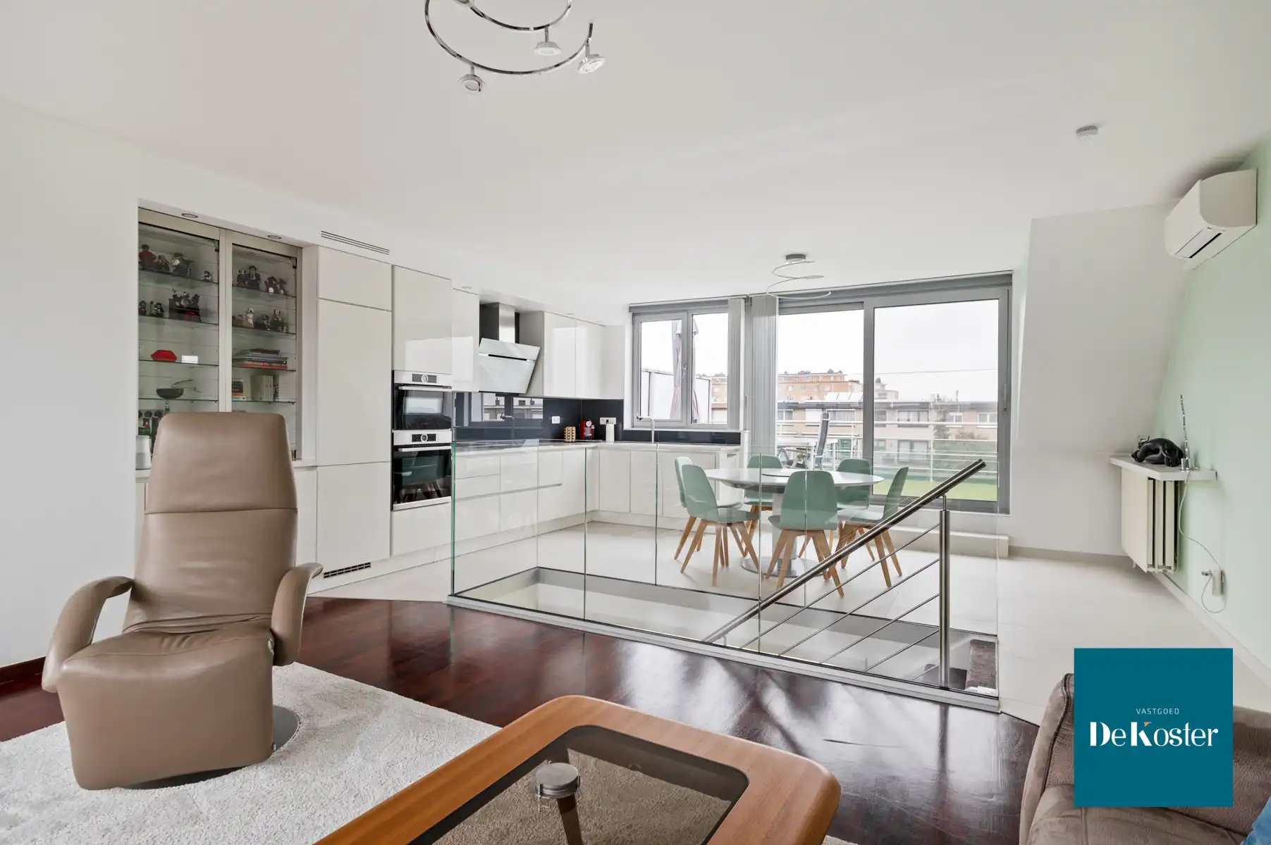 Stijlvol duplexappartement met ruim terras en garage foto 7