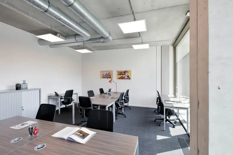 Business ruimte op de Pottelberg Kantoor 103 heeft een ruimte van 26,2m2 voor vier tot acht personen. 24/24u bereikbaar. Uiterst professioneel. foto {{pictureIndex}}