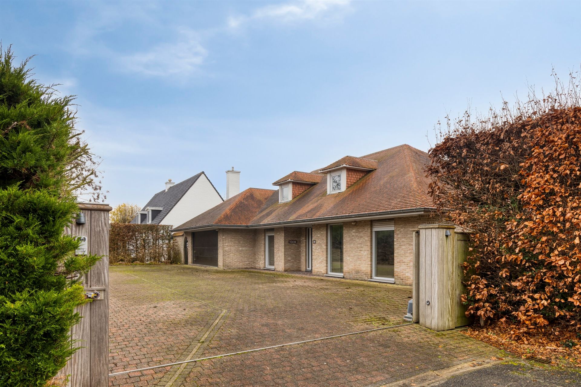 Villa op 1159m² grond. Uitstekend bereikbaar! foto {{pictureIndex}}