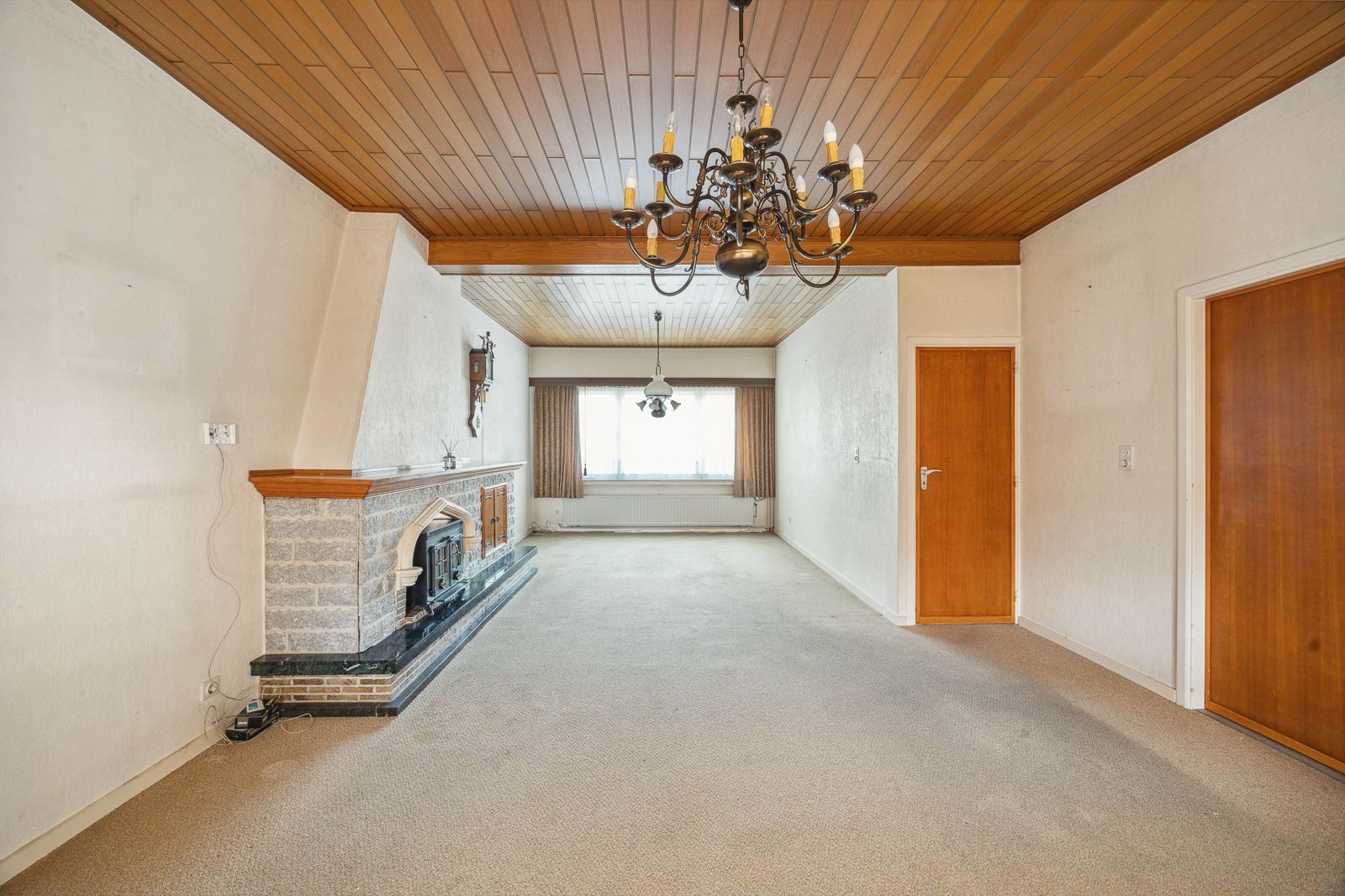 Ruime woning met renovatiepotentieel, garage en zuid tuin in Putte-Kapellen. foto 4