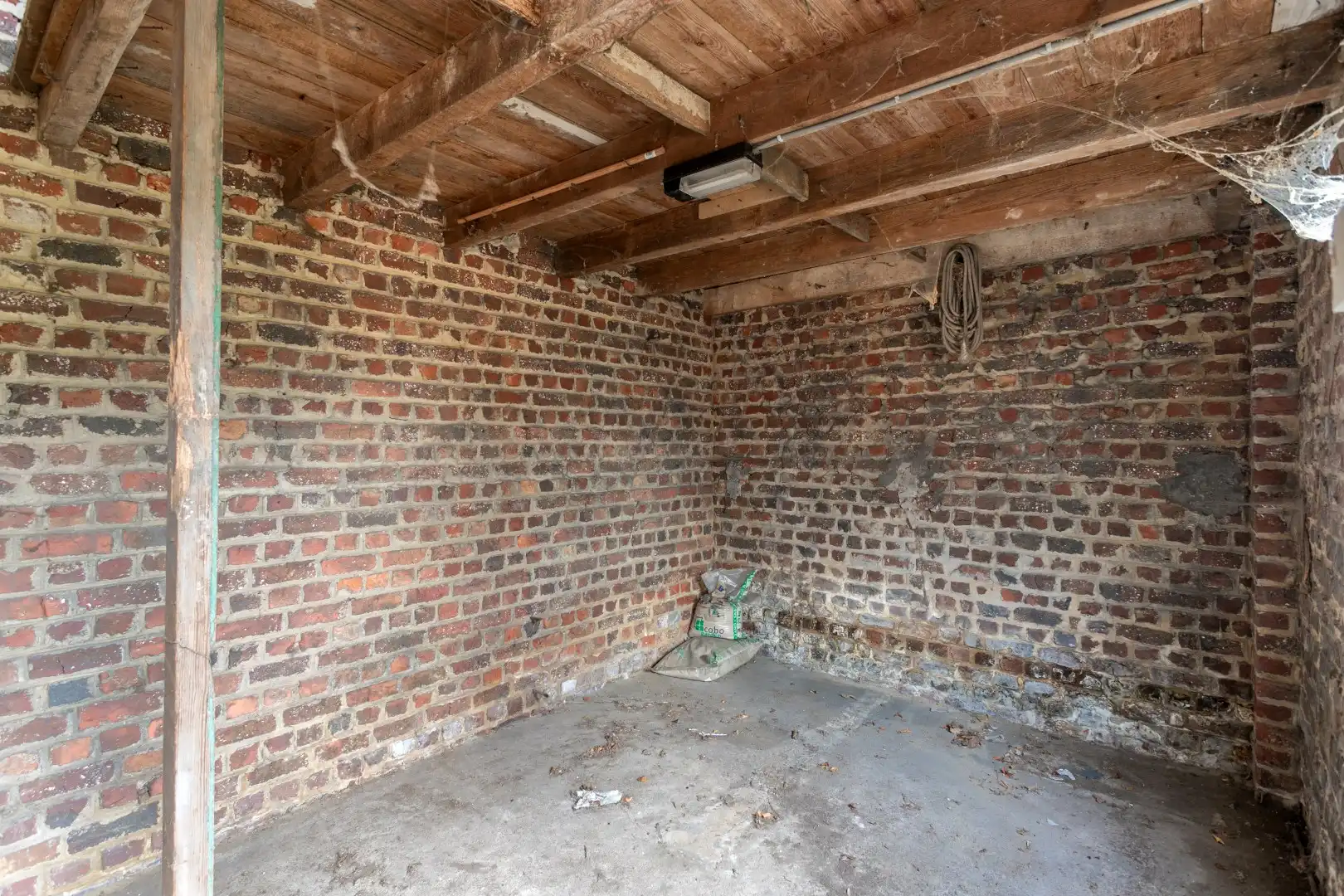 Kraktervolle woning met veel potentieel, 2 autostaanplaatsen en tuin te Dworp foto 17