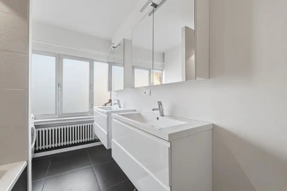 LICHTRIJK APPARTEMENT MET 2 SLKS IN HET CENTRUM VAN SINT-TRUIDEN foto 17