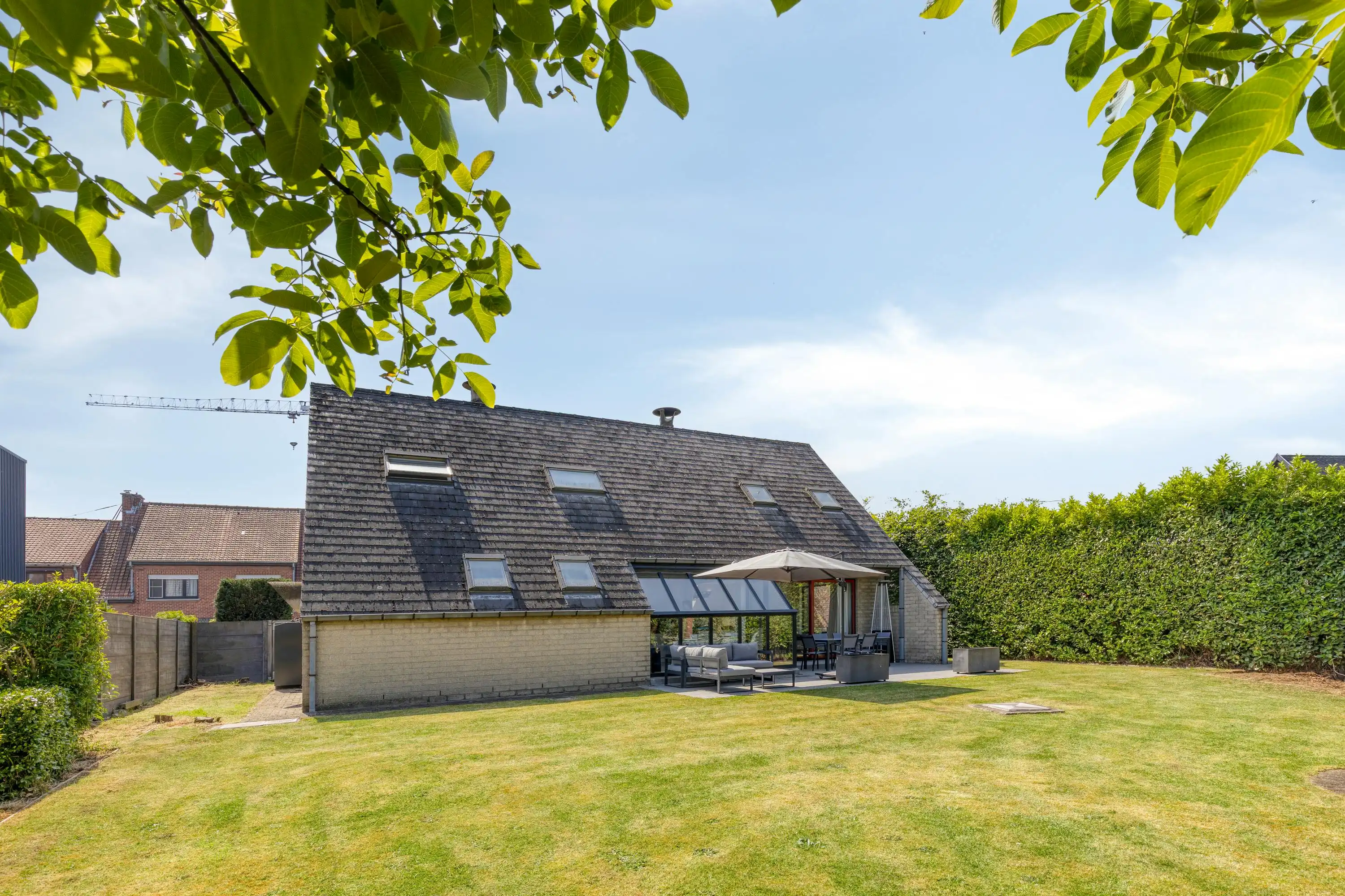 Ruime gezinswoning met 4 slaapkamers, garage en tuin te Rumbeke foto 2