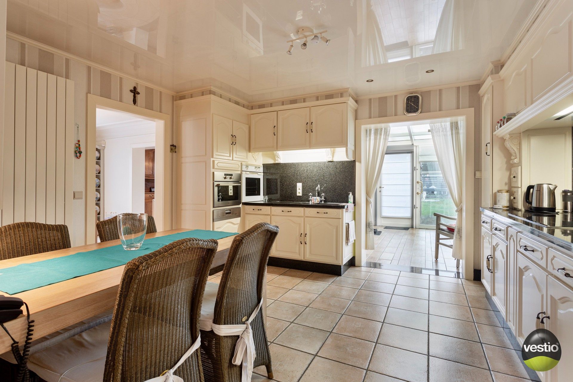 RUIME VILLA MET 430 M² WERKPLAATSEN OP 26,37 ARE foto 14