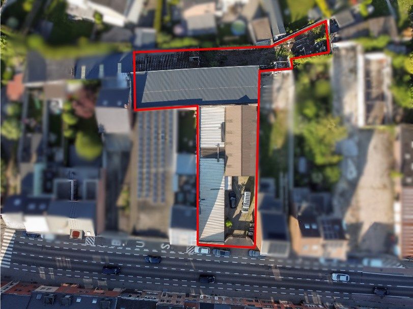 Ruim handelspand met magazijnen, loods, bureelruimte en tuin foto 31