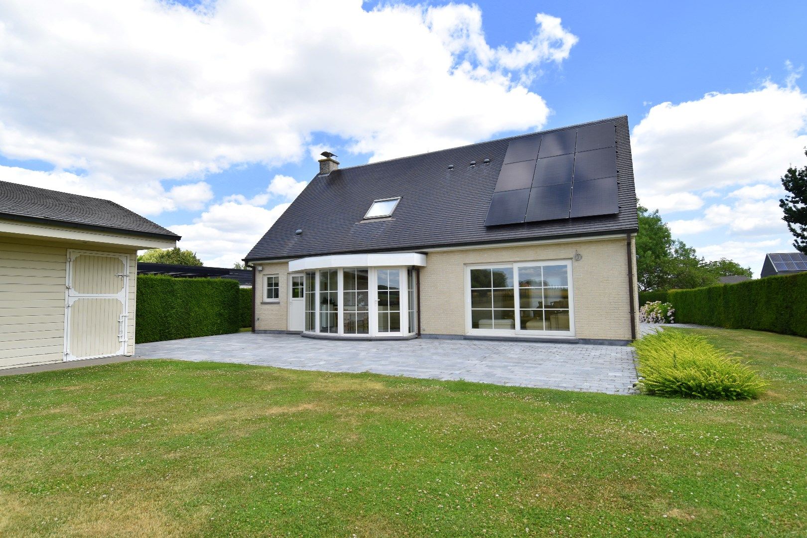 Exclusieve woning met 4 slaapkamers gelegen op een prachtig perceel van bijna 2.400 m² foto 2
