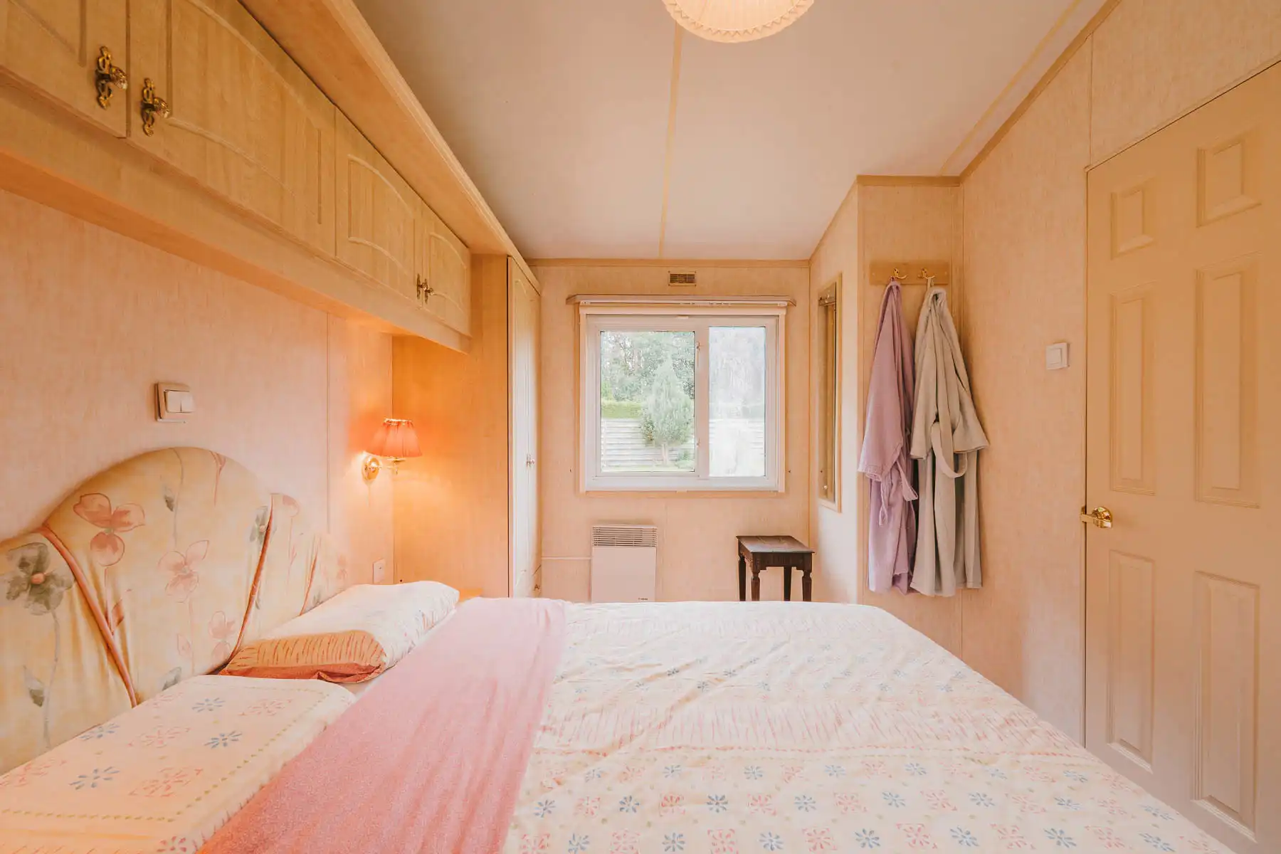 Prachtige agrarische tuin met caravan foto 16