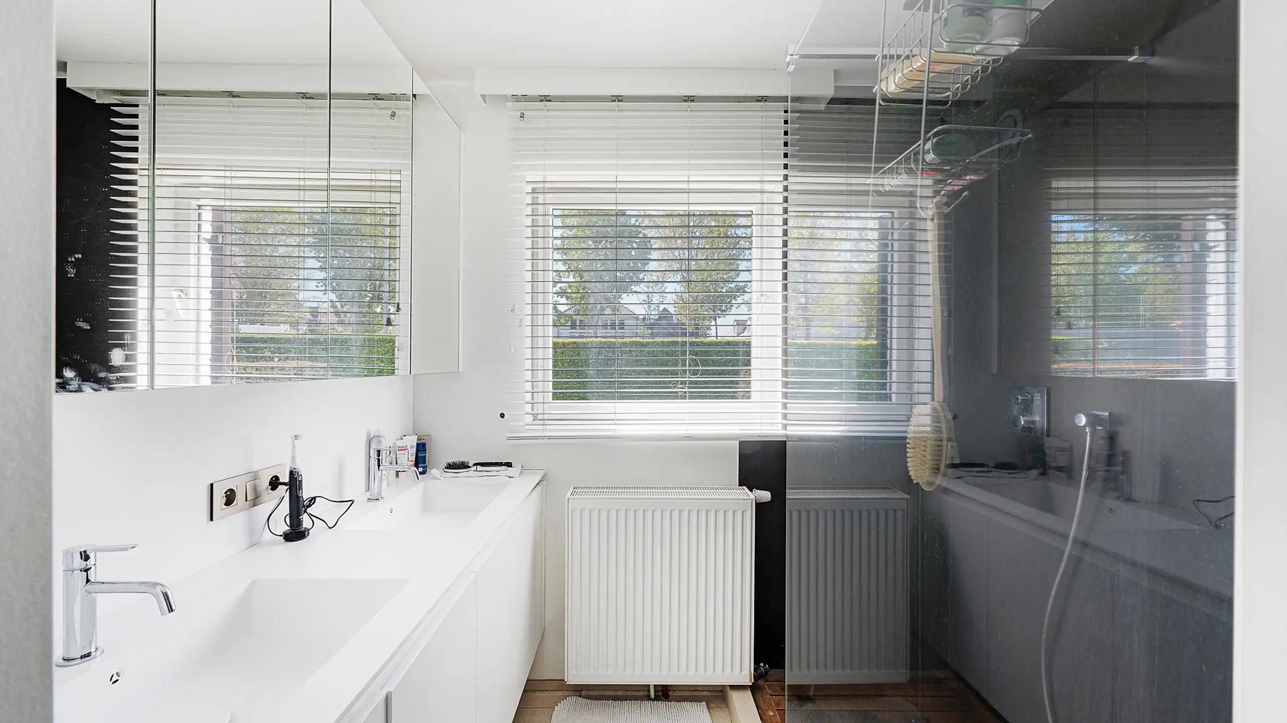 Ruim gelijksvloers tuinappartement met 3 slaapkamers, garage en kelder [Elizabetlaan / Neptunuspad]. foto 26