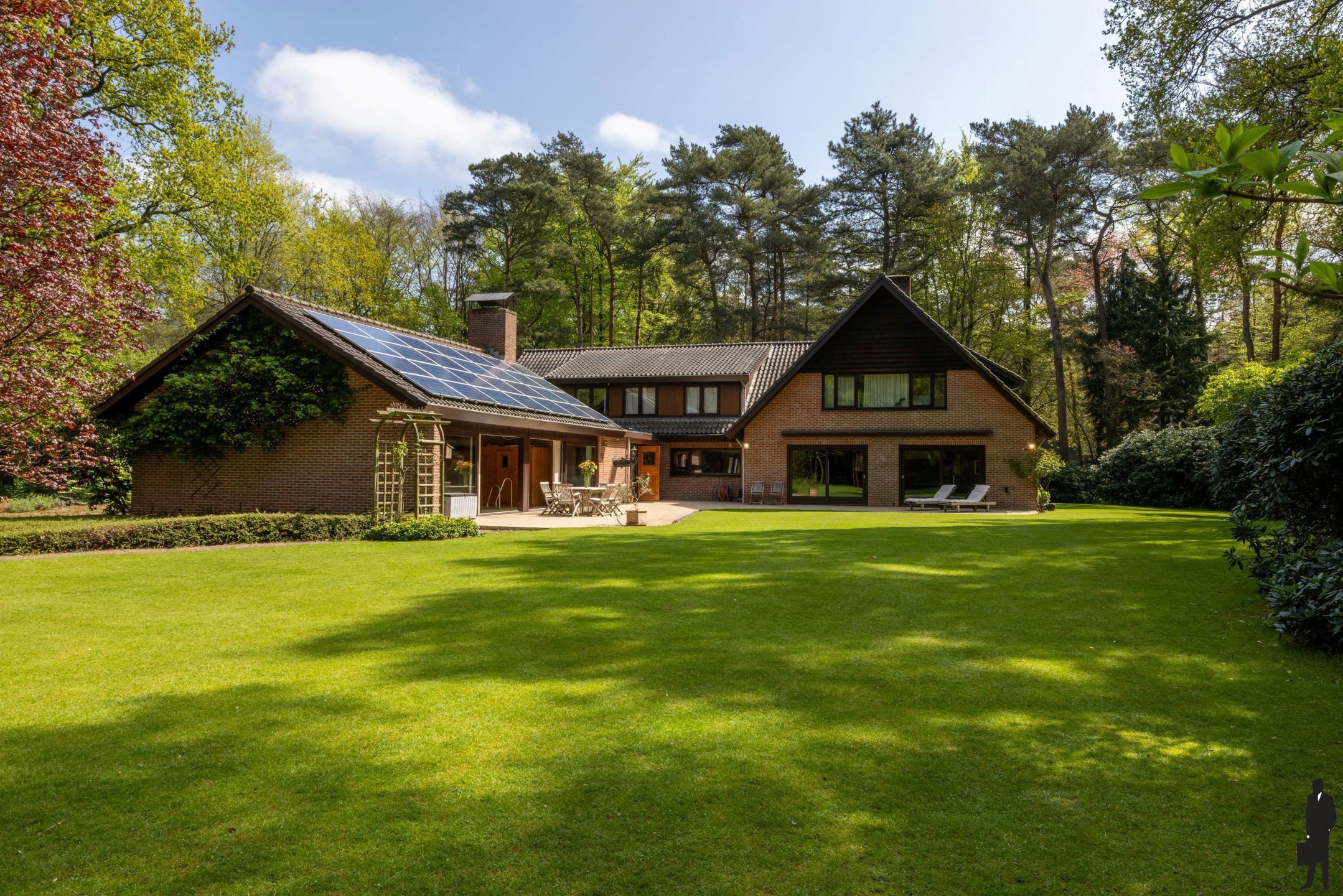 Seventiesvilla op toplocatie! foto {{pictureIndex}}