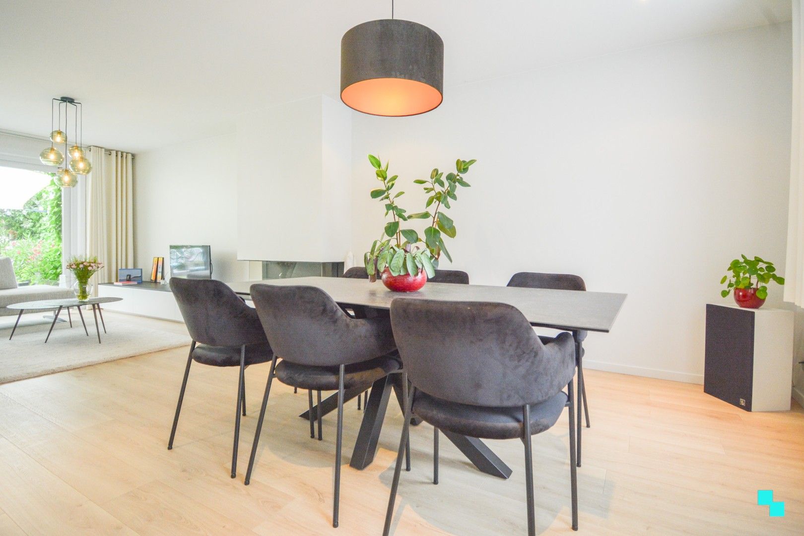 Smaakvol gerenoveerde woning met garage achteraan te Roeselare foto 5