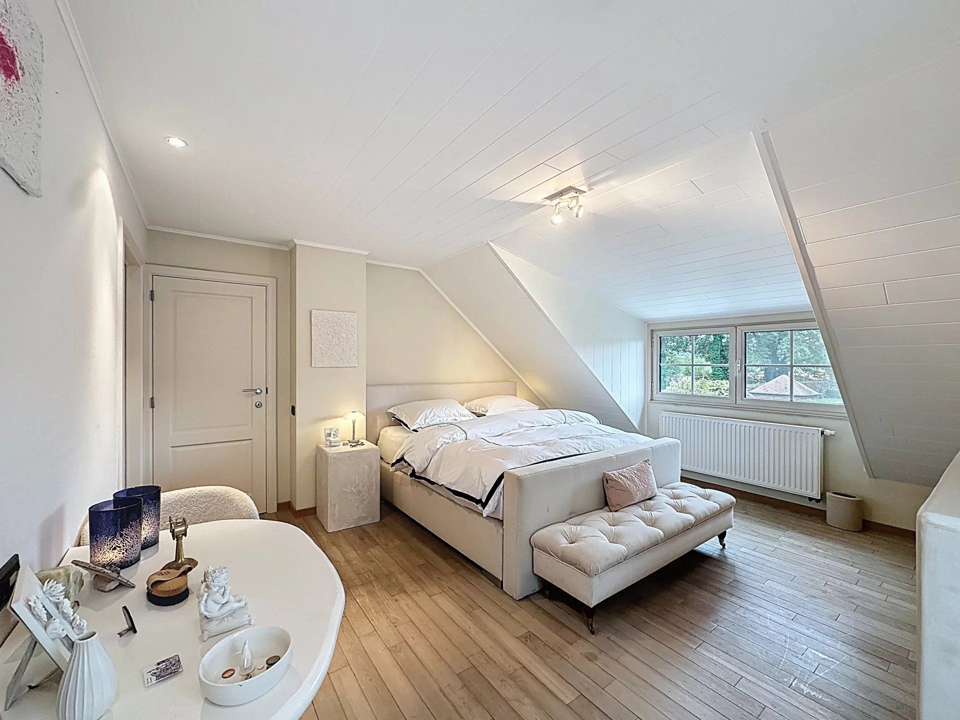 Prachtige landelijke gelegen vrijstaande woning uit 2001, gelegen op een perceel van 16a 43ca. Deze woning biedt comfort, ruimte en privacy met hoogwaardige afwerking en moderne gemakken. foto 25