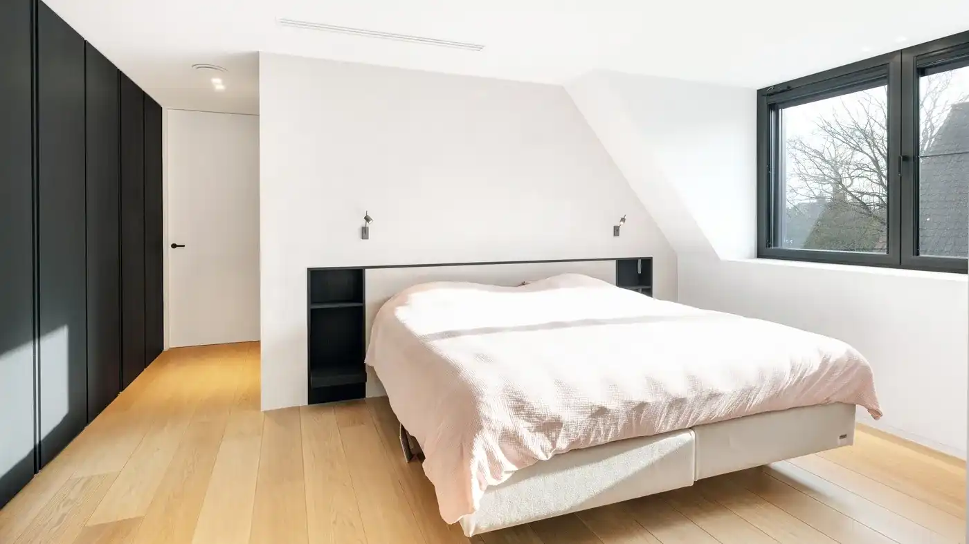 Perfect georiënteerde villa met zwembad voorzien van een duurzame luxeafwerking foto 23