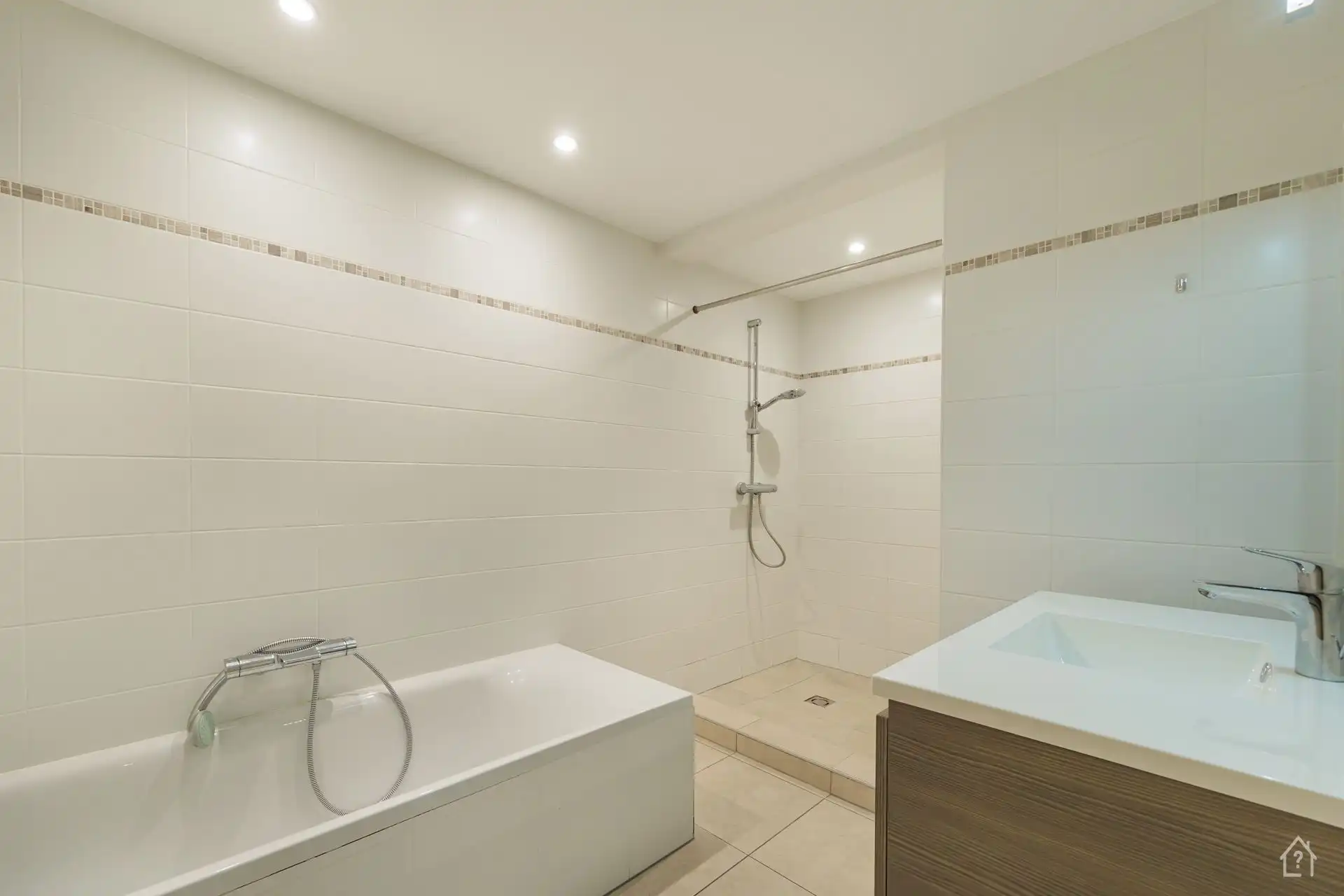 2 slaapkamer appartement met privatieve tuin en 2 parkings foto 10