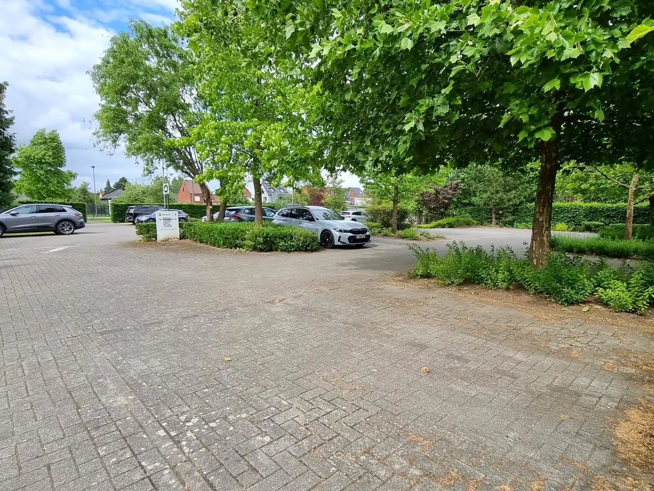 Kantoorgebouw met vergaderzalen en opleidingslokalen, bruto vloeropp 1146m² op een perceel van 44a48ca. foto 2