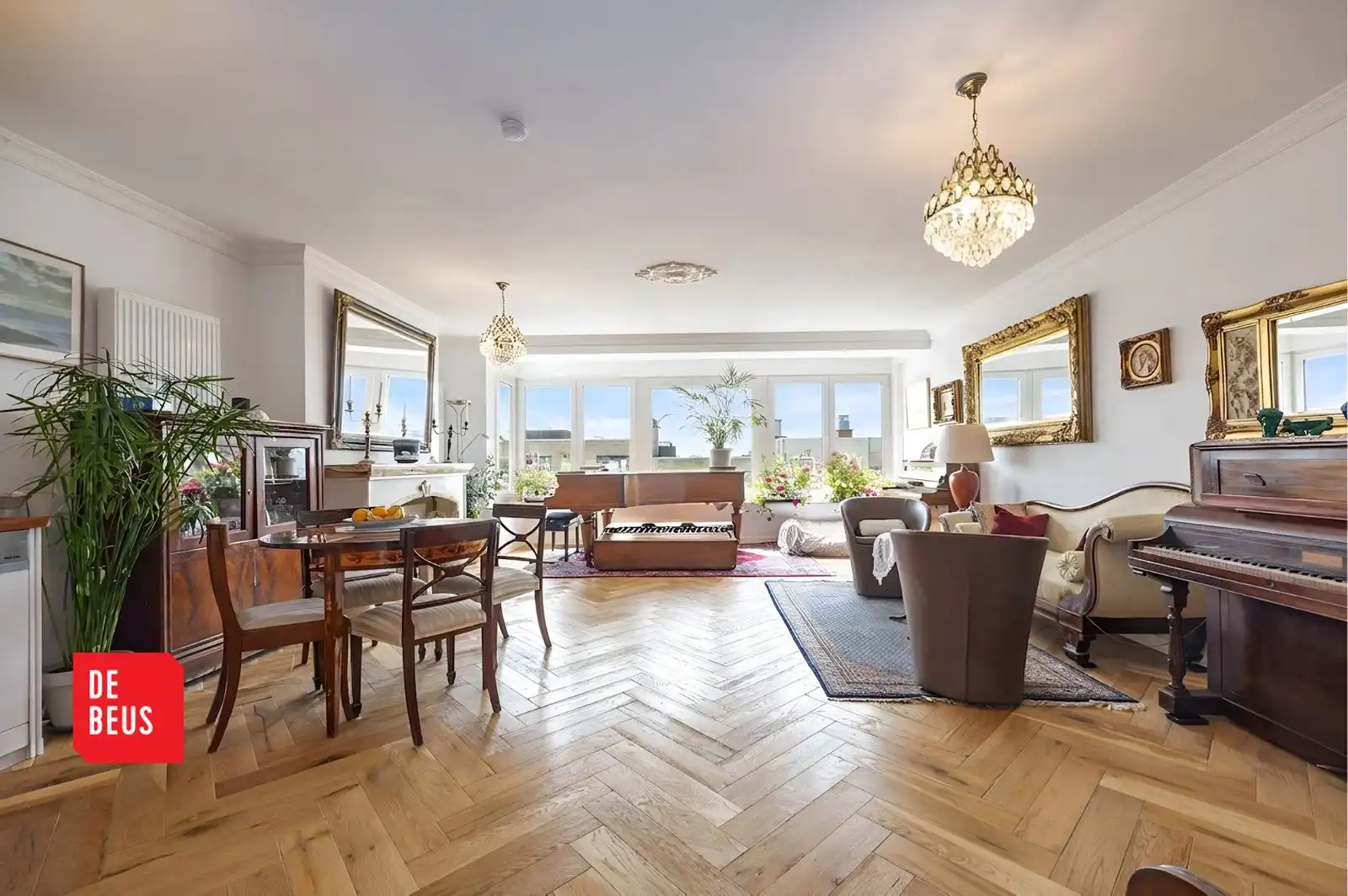 Ruim en volledig gerenoveerd appartement mt 2 slpk op toplocatie. foto {{pictureIndex}}