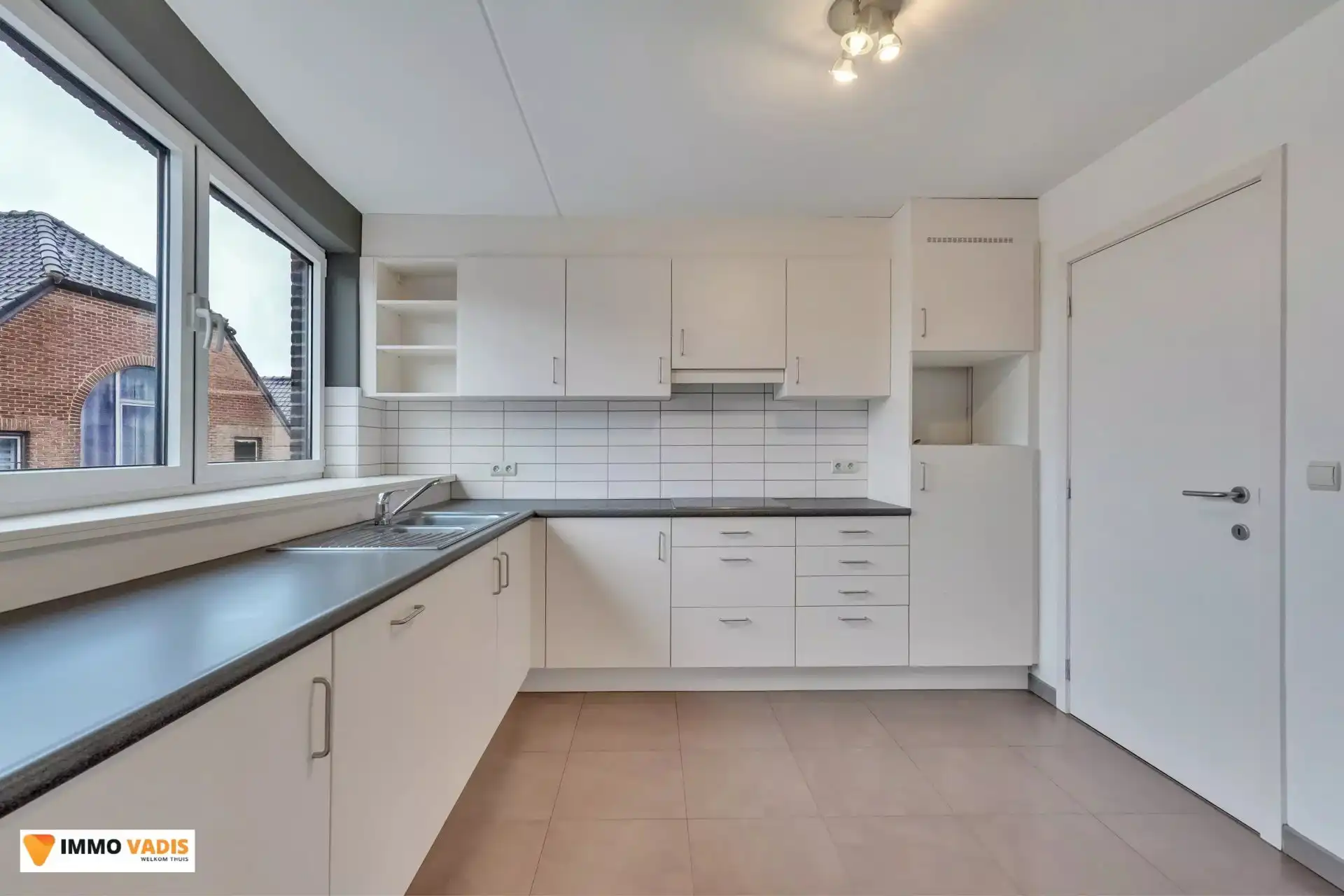 Goed onderhouden appartement met twee slaapkamers, terras en afgesloten parkeerplaats foto 6