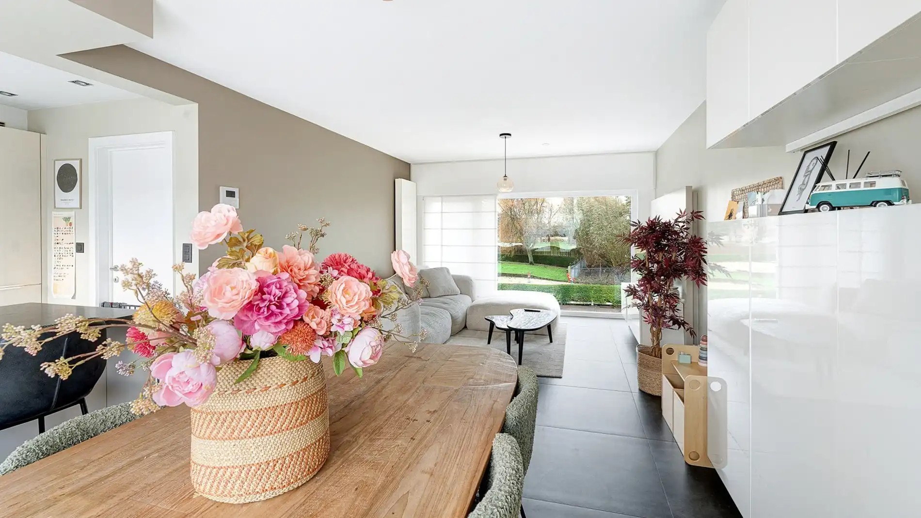 Halfopen woning met dubbele garage en tuin foto 11