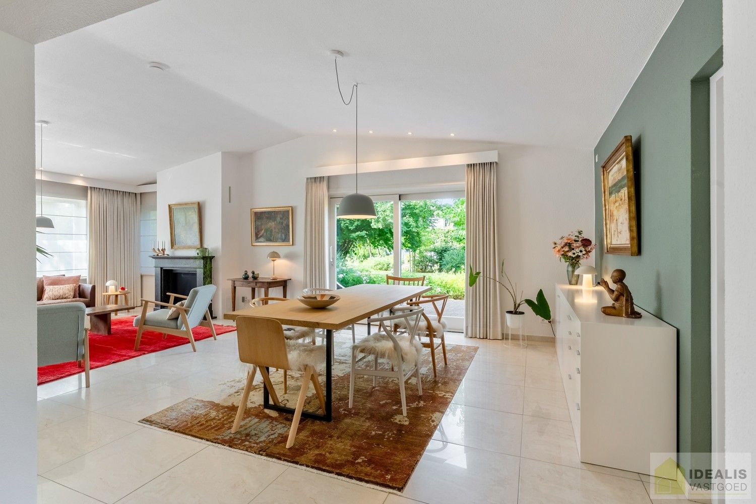 PRACHTIGE VILLA MET SCHITTERENDE ROYALE LEEFRUIMTES, UITGERUSTE KEUKEN, 2 BADKAMERS, 3 SLAAPKAMERS, CARPORT VOOR 2 WAGENS EN KNAP AANGELEGDE TUIN. DEZE KNAPPE VILLA OP EEN RESIDENTIELE LOCATIE BESCHIKT OP DE GELIJKVLOERSE VERDIEPING OVER EEN ROYALE INKOMHAL, RUIME LEEFRUIMTE MET AANSLUITEND EETKAMER EN PRAKTISCH UITGERUSTE LEEFKEUKEN MET EEN BIJKEUKEN/WASPLAATS MET TOEGANG TOT TERRAS, BADKAMER EN 2 SLAAPKAMERS; OP DE VERDIEPING BESCHIKT DE WONING OVER EEN PRACHTIGE MASTERBEDROOM MET AANSLUITEND EEN LUXUEUZE BADKAMER. EEN ‘MUST SEE’ VOOR KOPERS OP ZOEK IN HET MOOIE SEGMENT! foto 12