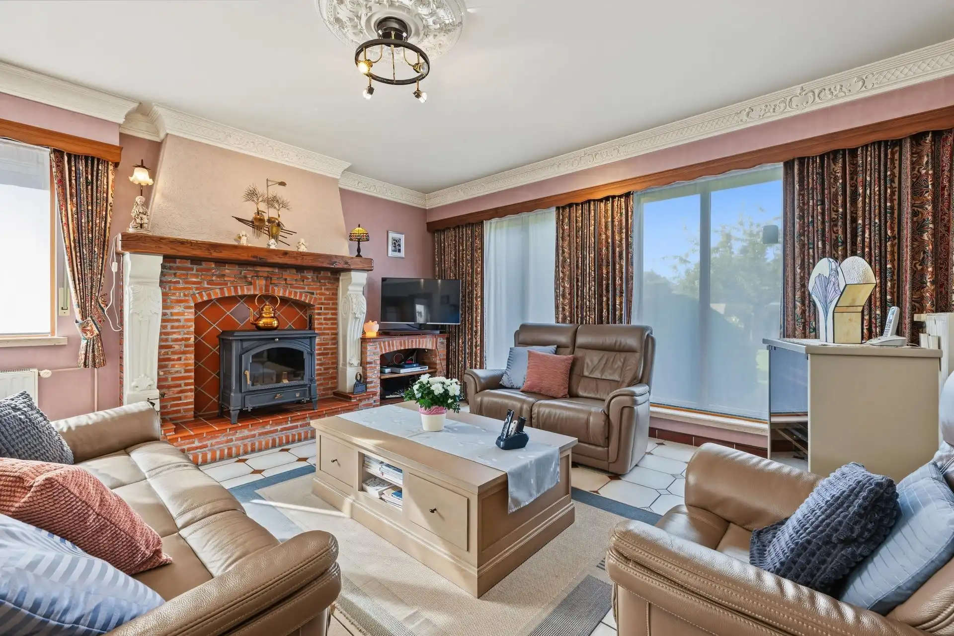 Ruim opgezette, landelijke woning mooie tuin op een perceel van ca. 3.028m² foto 5
