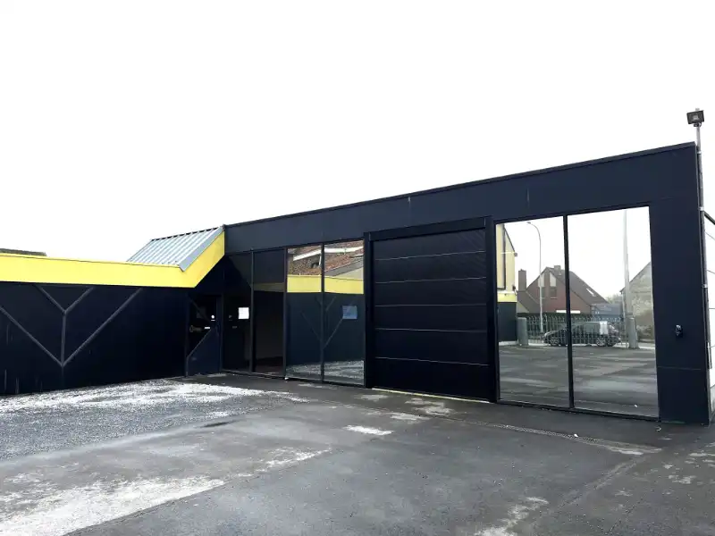 Magazijn met burelen en parkeer mogelijkheden foto 2