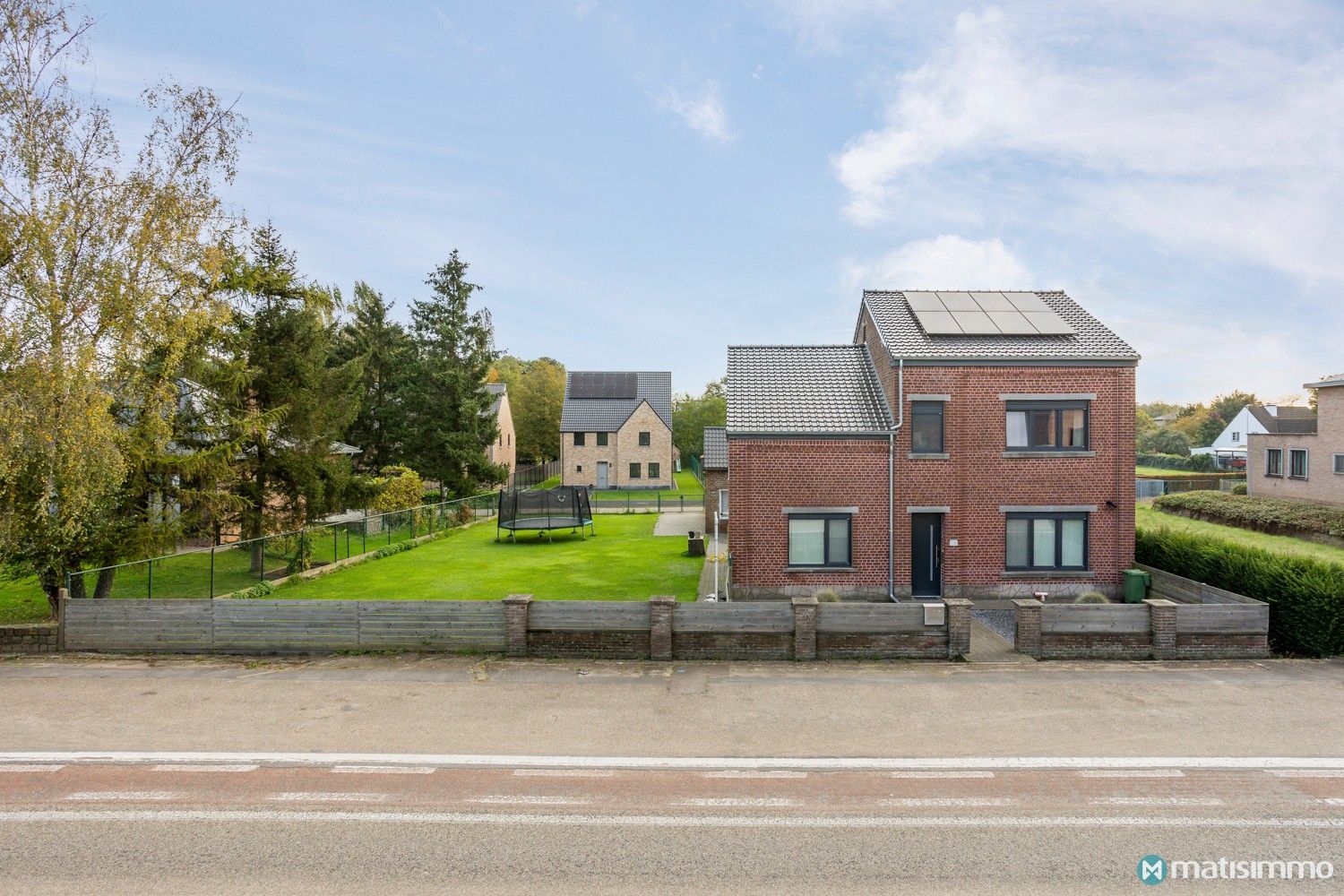 CHARMANTE EN VERRASSENDE EENGEZINSWONING MET 4 SLAAPKAMERS, ZONNEPANELEN EN AFZONDERLIJKE PRAKTIJKRUIMTE NABIJ TONGEREN foto 1