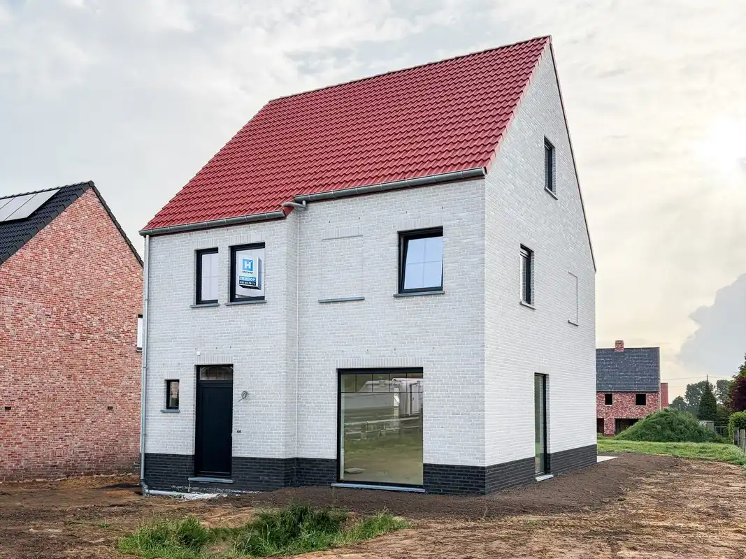 Alleenstaande woning nabij het centrum van Westrozebeke foto {{pictureIndex}}