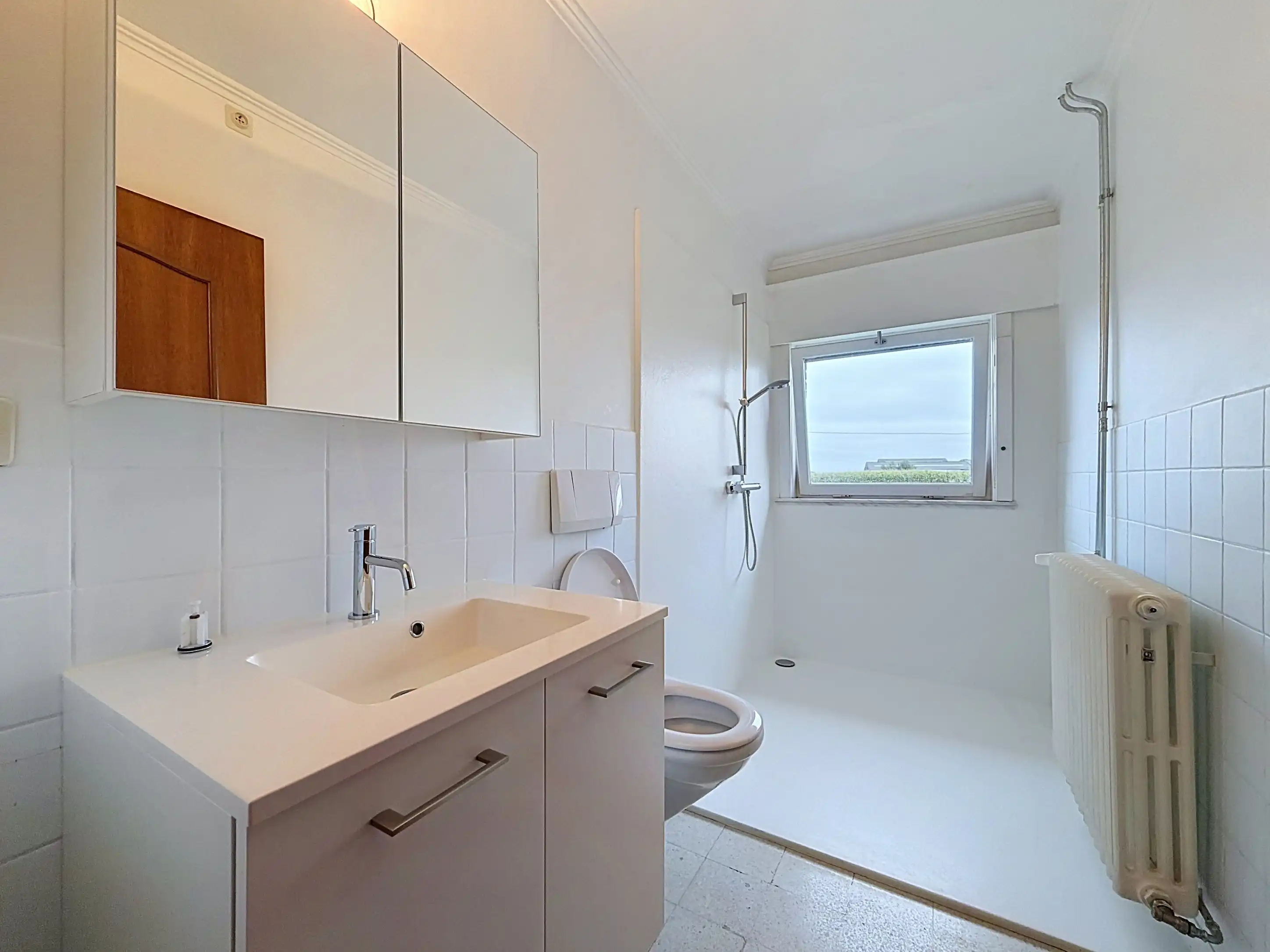 Landelijk gelegen gelijkvloerse villa te huur in Zonnebeke met 2 slaapkamers, garage, grote tuin en prachtig uitzicht! foto 12