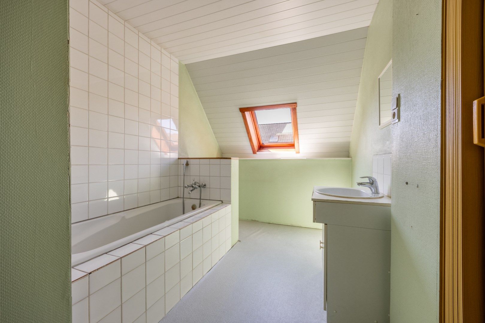 Te renoveren woning met uitweg en garage  foto 14