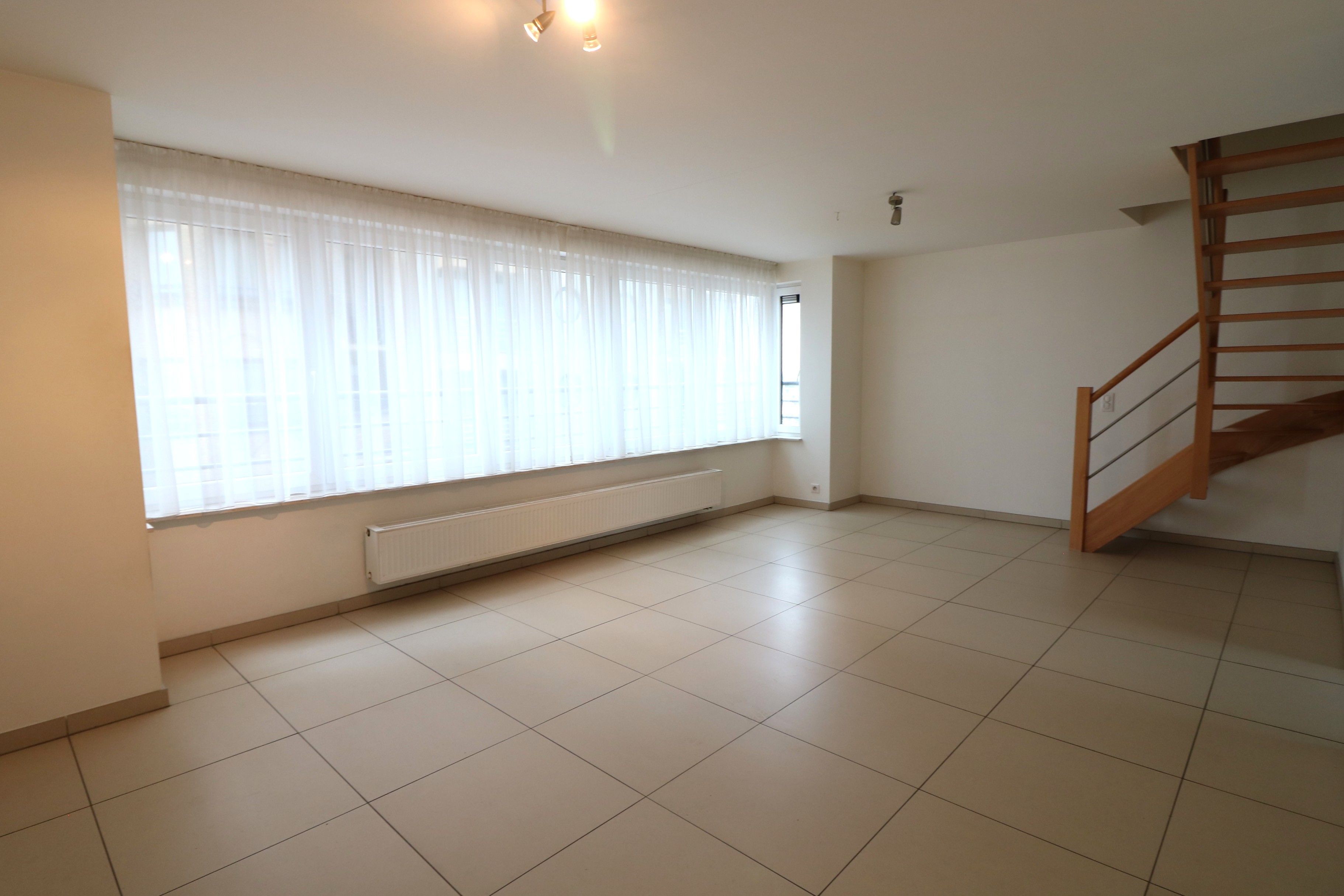 Ruim duplexappartement met 2 slaapkamers foto {{pictureIndex}}