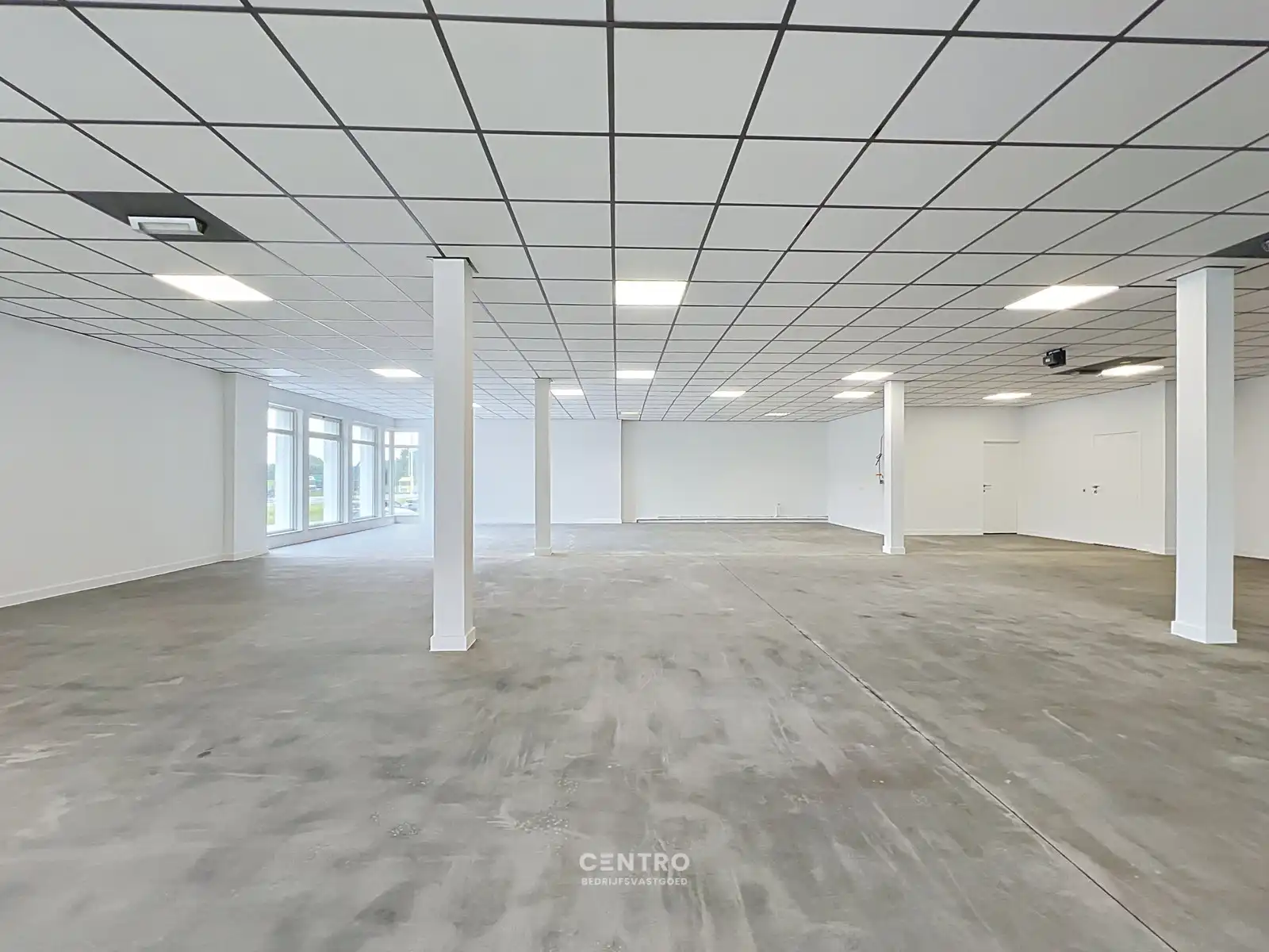 Schitterend gelegen KANTOOR/WINKELRUIMTE (AAA-locatie met TOP visibiliteit !) te Roeselare. foto 5