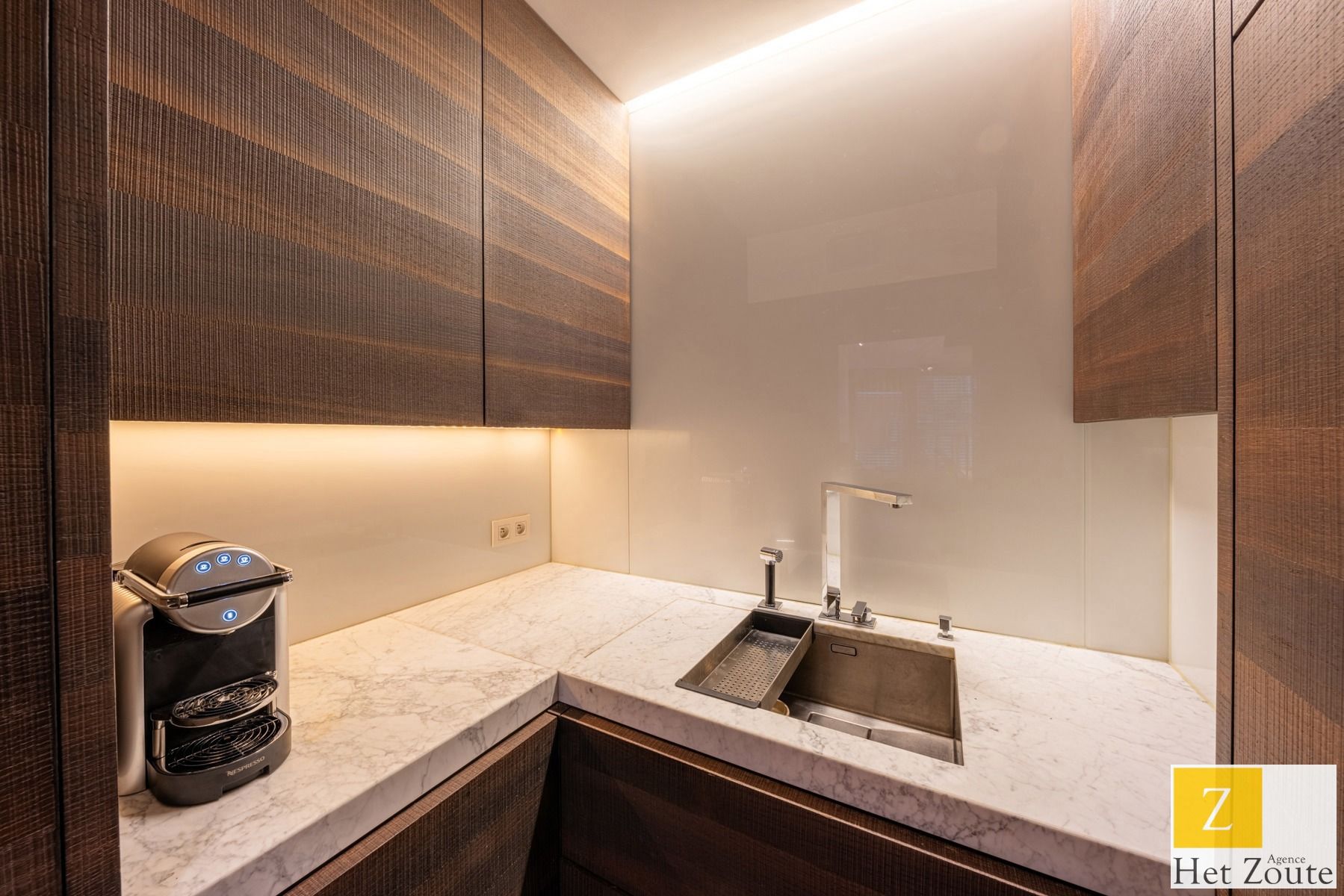 Volumineus en lichtrijk appartement in het hart van Knokke foto 14