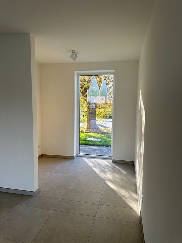 Volledig afgewerkte halfopen nieuwbouwwoning foto 8