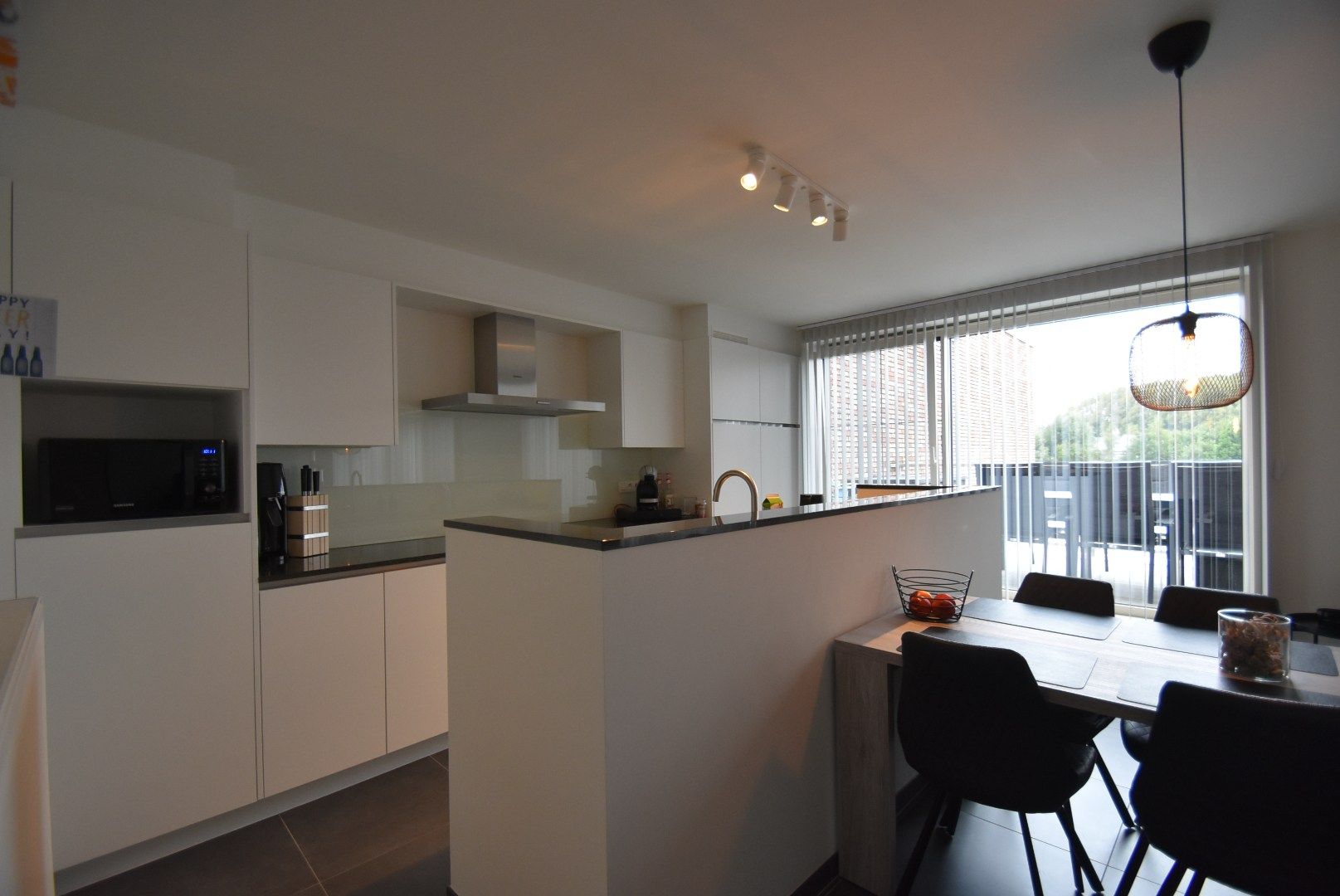 Knap ingericht  en ruim appartement met 2 slaapkamers en groot terras foto 8