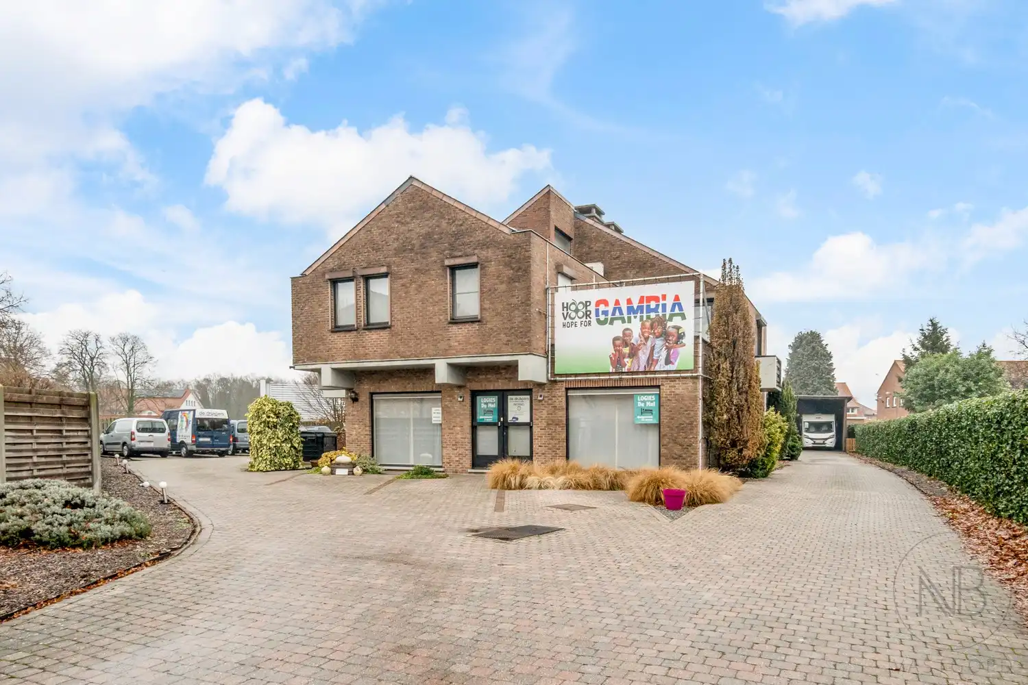 Woning met veelzijdig commercieel gebouw  op goede locatie in Driehoeven foto {{pictureIndex}}