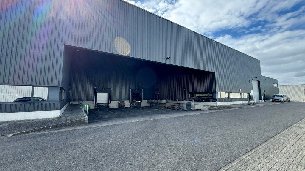 Magazijn met laadkades en kantoor te huur in Malle foto 18