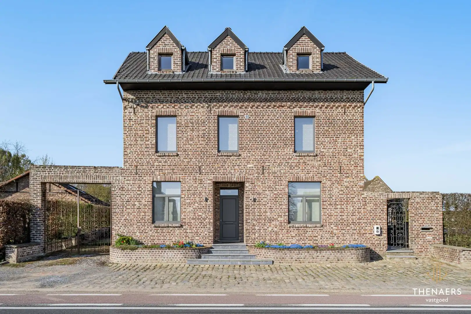 Hoofdfoto van de publicatie: Karaktervolle en uitzonderlijk ruime woning met 5 slpks op&nbsp;een perceel van 36a 60ca.