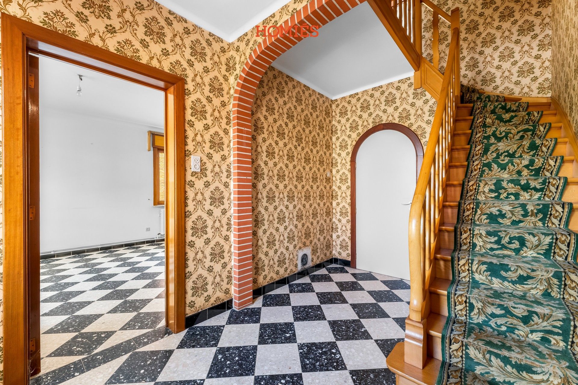 Te renoveren woning met veel potentieel foto 9